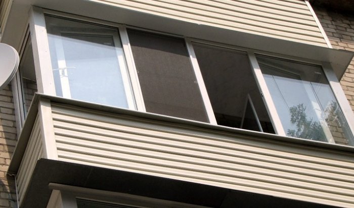 В Иркутске в Юбилейном 28-летняя женщина выпала с балкона пятого этажа