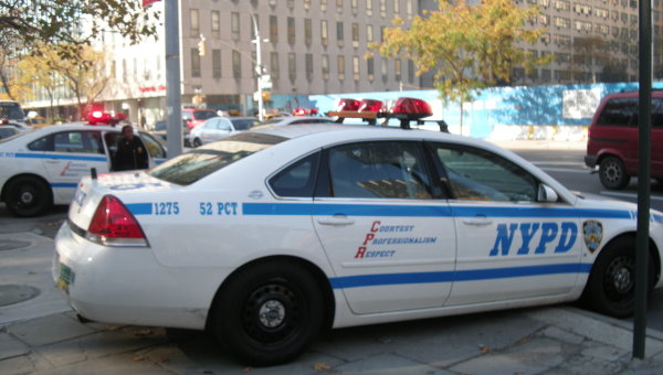 В Нью-Йорке вооруженный тесаком мужчина ранил двух полицейских
