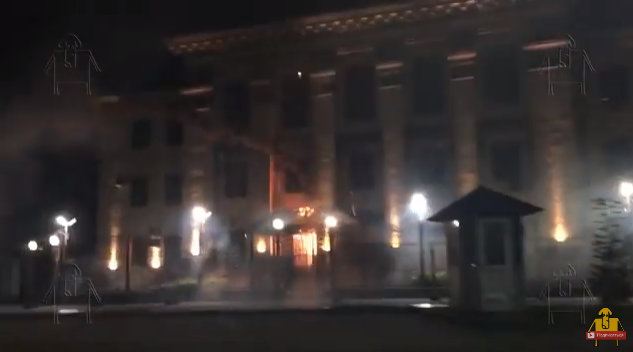 В Киеве неизвестные обстреляли фейерверками российское посольство (Видео)