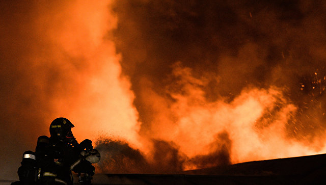 В Москве горел склад на площади 4 тысячи кв метров, погибли пятеро пожарных