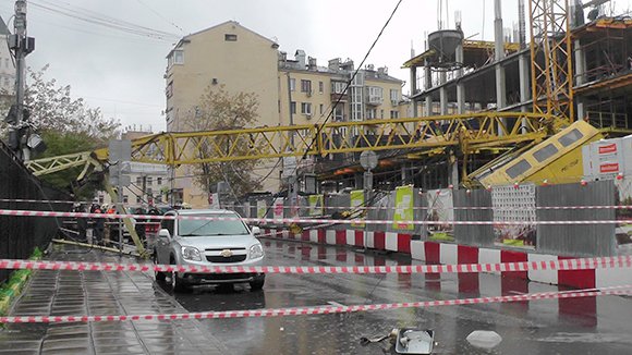 В Москве строительный кран рухнул на территорию детского сада