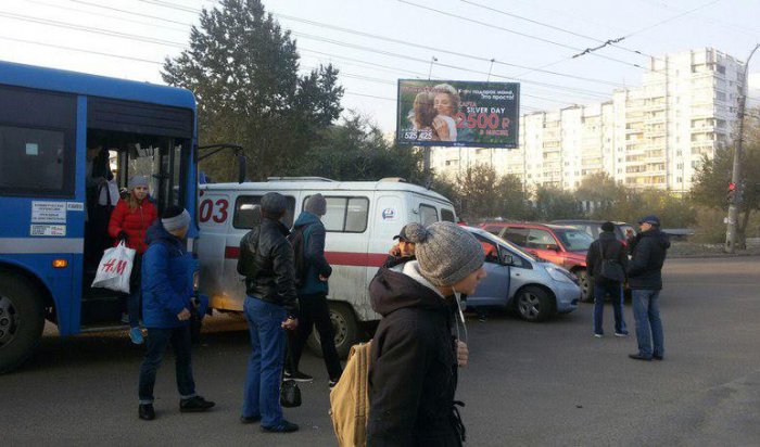 Автомобиль скорой помощи и автобус № 80 столкнулись на пересечении Старокузьмихинской и Академической (Видео)