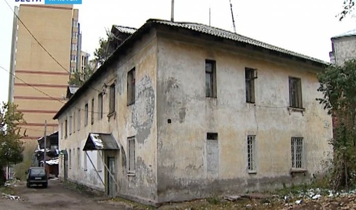 В Иркутске УК оставила ветхий дом на улице Боткина на произвол судьбы