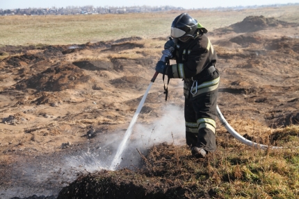 В Тулунском районе из-за пала травы возникли два торфяных пожара