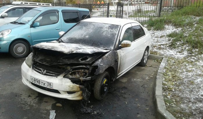 Автомобиль Honda Civic сгорел на бульваре Рябикова в Иркутске