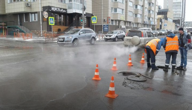 В Иркутске на перекрёстке Карла Либкнехта и Пискунова прорвало трубу с холодной водой