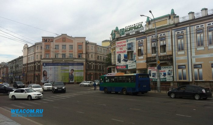 В Иркутске на улице Ленина у автобуса во время движения едва не отвалилось колесо