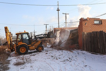 В Ленинском округе Иркутска снесли незаконные гаражи