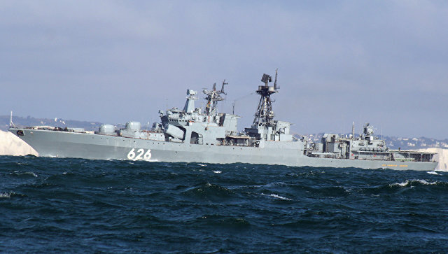 Российский корабль отбуксировал украинское судно к месту стоянки