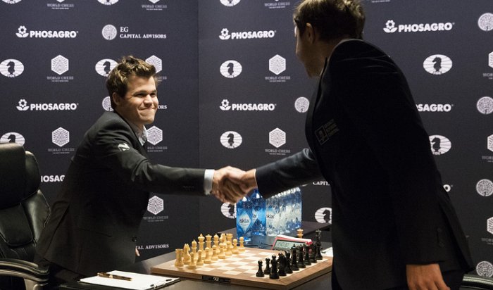 Карякин проиграл Карлсену в десятой партии шахматного чемпионата