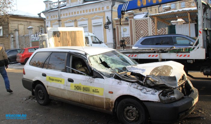 В Иркутске водитель такси въехал в автобус № 77
