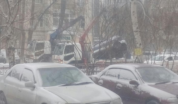 В Иркутске на улице Новаторов эвакуатор во время погрузки уронил автомобиль