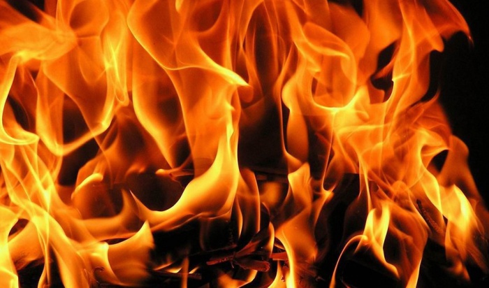 В Иркутске на улице Майской в результате пожара в жилом доме пострадала женщина