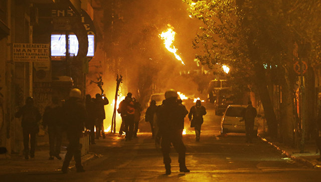 В Афинах анархисты устроили беспорядки