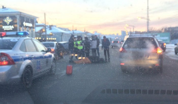 В Иркутске около ТРЦ «Модный квартал» автомобиль сбил мужчину и женщину