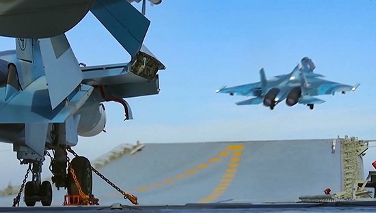 СМИ: Воссоздана картина падения Су-33 с палубы «Адмирала Кузнецова»‍