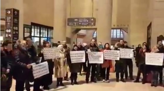 Жители Торонто спели «Хотят ли русские войны?» на вокзале города