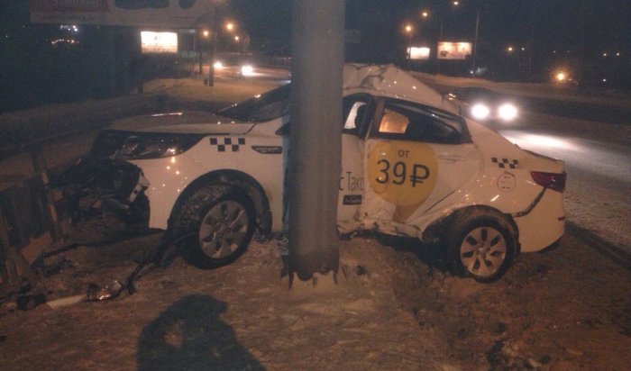 В Омске такси разломалось пополам, врезавшись в столб