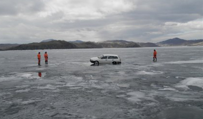 На Байкале провалился под лёд автомобиль Nissan