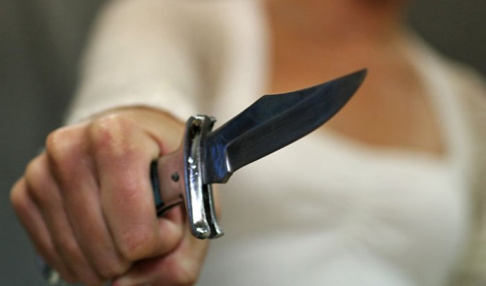 В Иркутске 22-летняя девушка во время ограбления ранила ножом женщину и ее сына
