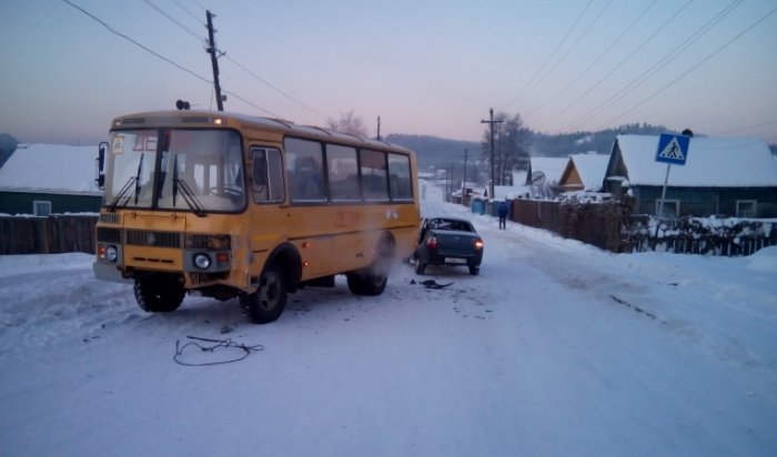 В Усть-Илимске автобус с 17 школьниками попал в ДТП