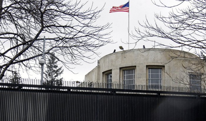 Неизвестный открыл огонь у посольства США в Анкаре‍