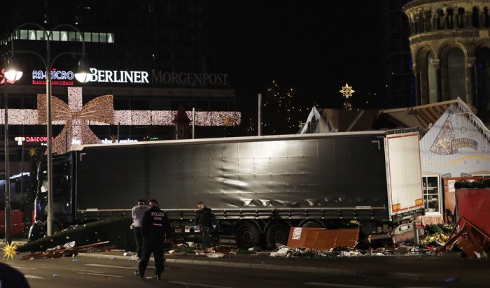 СМИ: Толпу в Берлине протаранил грузовик с арматурой