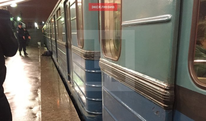 В московском метро после падения на рельсы погиб мужчина