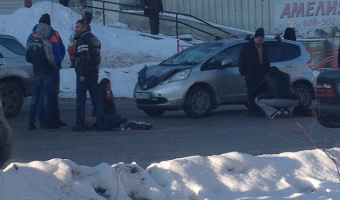 В Иркутске в Первомайском автомобиль Honda Fit сбил девушку и молодого человека