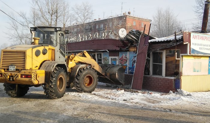 В Иркутске на улице Новаторов сносят незаконно построенное кафе «Ангара»