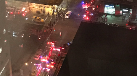 При пожаре в небоскребе в Нью-Йорке пострадали 13 человек‍