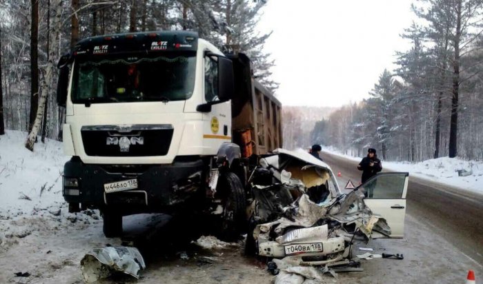 В Иркутском районе столкнулись Toyota Probox и  грузовик MAN, один человек погиб и двое пострадали