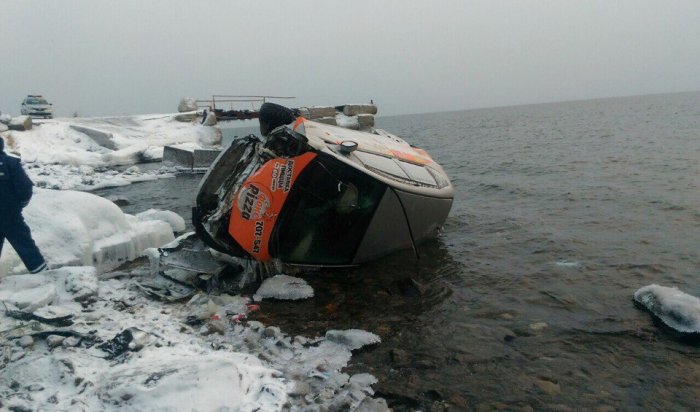 В Листвянке автомобиль Honda Fit под управлением 31-летней женщины съехал в Байкал