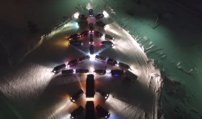 Автомобилисты из Усть-Илимска составили из своих машин новогоднюю ёлку