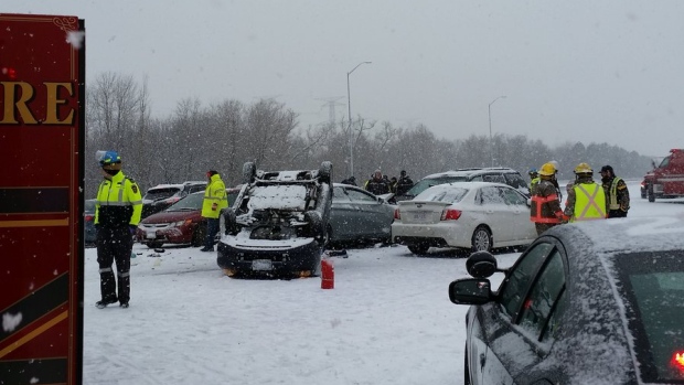 В Канаде из-за сильного снегопада столкнулись более 100 автомобилей (Видео)