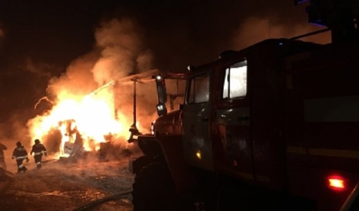 В Иркутском районе на свалке-музее произошел крупный пожар