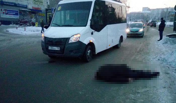 В Иркутске на Бульваре Рябикова мужчина попал под маршрутку