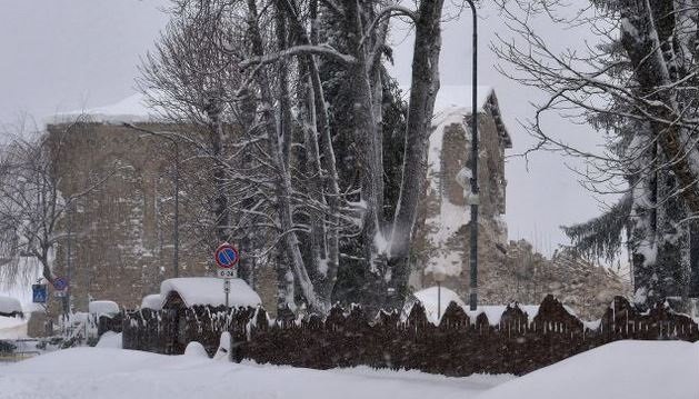 Снежная лавина накрыла здание отеля в Италии‍