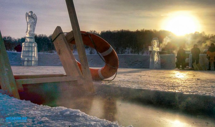 Иркутяне приняли активное участие в крещенских купаниях, несмотря на мороз