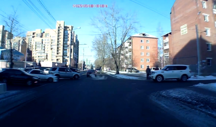 В Иркутске полицейский с риском для жизни задержал вора, пытавшегося скрыться на авто (Видео)