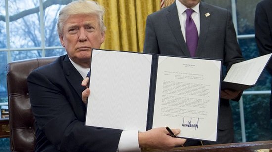 Трамп подписал указ о выходе США из Транстихоокеанского партнерства‍