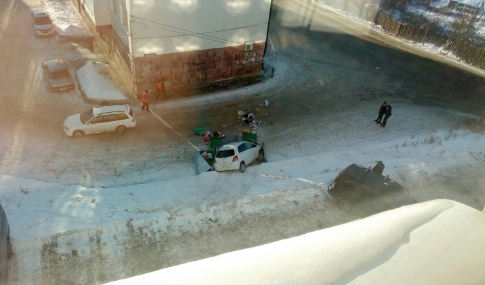 В Иркутске в Ершовском микрорайоне автомобиль скатился с горы и врезался в мусорные баки