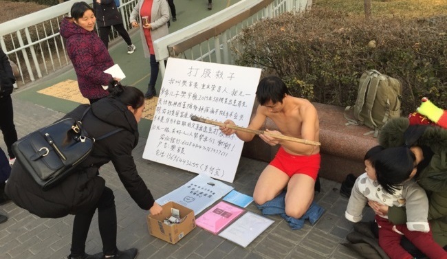 В Китае отец просил прохожих ударить его за 1,5 доллара ради спасения сына