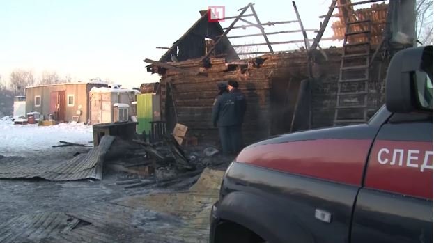 В Хабаровске четырех человек нашли убитыми в сгоревшем доме‍