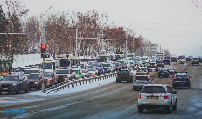 Ночью 25 января улицы Иркутска расчищали 143 дорожные машины