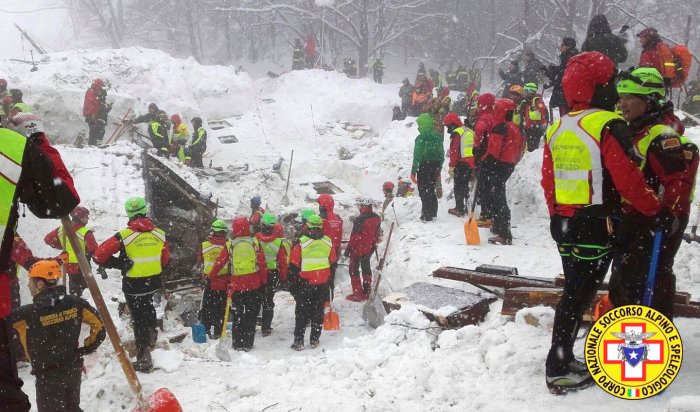 В Италии спасатели обнаружили тела 29 жертв схода лавины