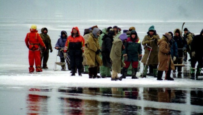 Около 50 рыбаков на льдине унесло в море во Владивостоке