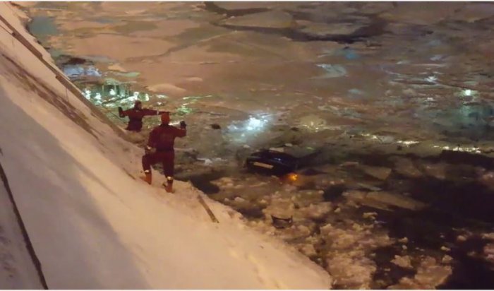 В Москве инспектор ДПС прыгнул в реку и спас девушку из тонущей машины