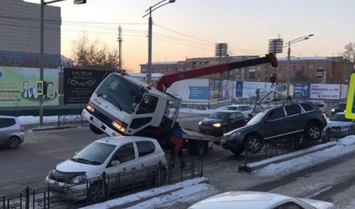 В Иркутске эвакуатор уронил Volkswagen Touareg на железное ограждение