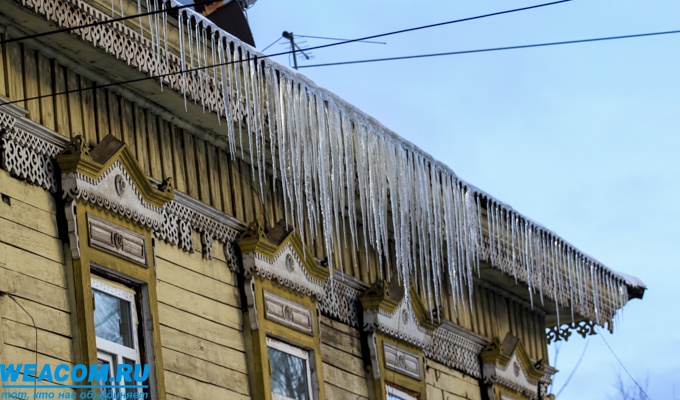 В Иркутске начали чистить крыши от снега